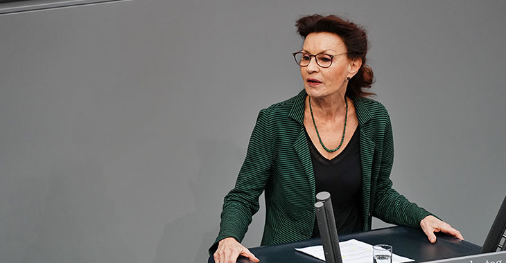 Ulla Jelpke am Redepult des Bundestags Ulla Jelpke am Redepult des Bundestags