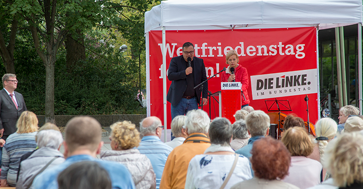 Gesine Lötzsch begrüßt Teilnehmende am Weltfriedensfest der Fraktion DIE LINKE. im Bundestag, das 2018 in Berlin-Lichtenberg stattfand.