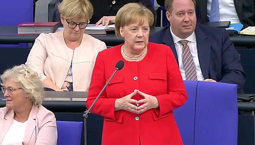 Bundeskanzlerin Angela Merkel im Plenum des Bundestages bei der Befragung durch Abgeordnete Bundeskanzlerin Angela Merkel im Plenum des Bundestages bei der Befragung durch Abgeordnete