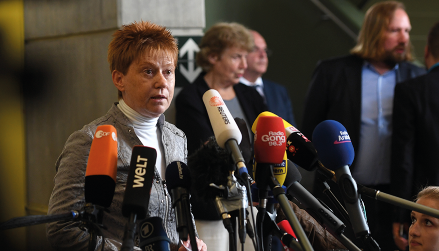 Petra Pau gibt ein Pressestatement nach dem NSU-Urteil ©Tobias Hase/dpa Petra Pau gibt ein Pressestatement nach dem NSU-Urteil