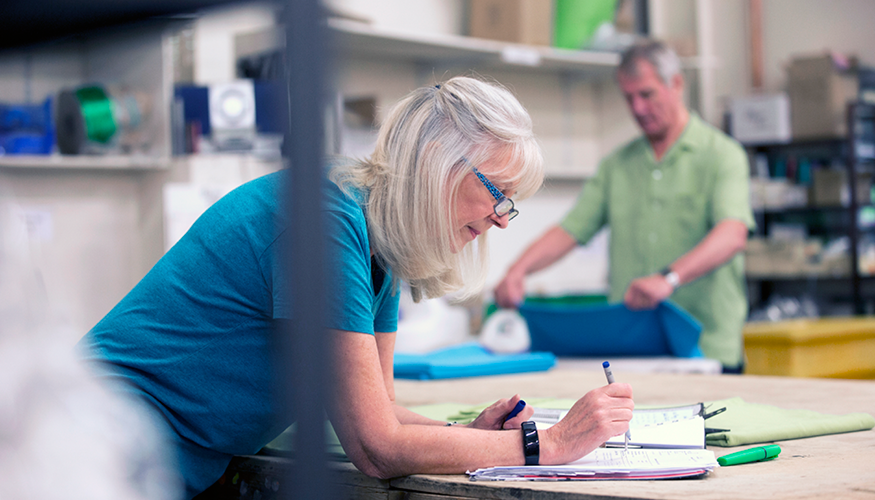 Niedriglohn: Jede/r Fünfte in Vollzeit betroffen ©iStock/DGLimages Eine Frau beugt sich über Papiere ©iStock/DGLimages