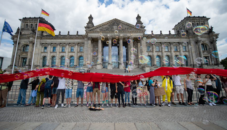 Die Bewegung "Fridays for future" umzingelt den Bundestag am 28. Juni 2019 © dpa