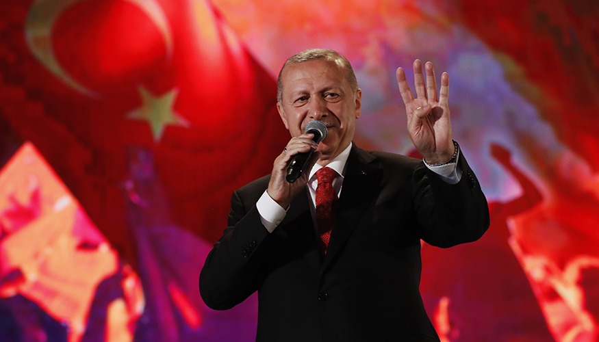 Recep Tayyip Erdogan zeigt bei einer Rede in Istanbul zum Jahrestag des gescheiterten Militärputsches am 15. Juli 2019 den Rabia-Gruß der Muslim-Brüder. Foto: © picture alliance / AP Images