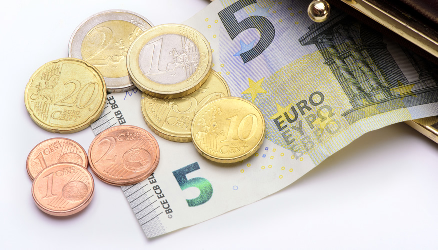 Ein Fünf-Euro-Schein und Münzen im Wert von zusammen 8,84 Euro © iStockphoto.com/filmfoto Ein Fünf-Euro-Schein und Münzen im Wert von zusammen 8,84 Euro © iStockphoto.com/filmfoto