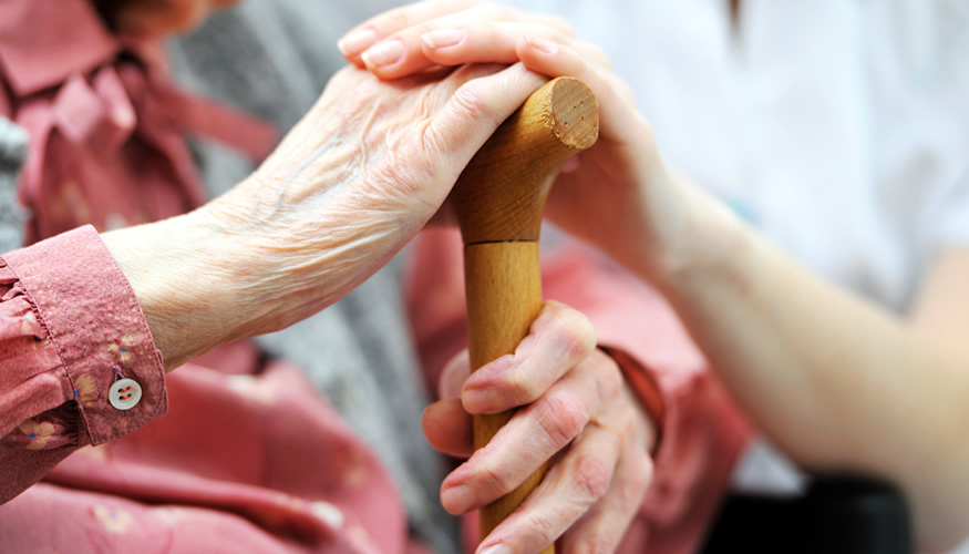 Pflegerin hält Hand einer älteren Frau © iStockphoto.com/AlexRaths