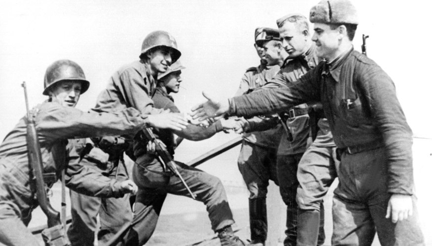 Sowjetische und US-amerikanische Soldaten reichen sich im April 1945 auf den Trümmern einer Elbbrücke bei Torgau die Hände @ dpa Sowjetische und US-amerikanische Soldaten reichen sich im April 1945 auf den Trümmern einer Elbbrücke bei Torgau die Hände @ dpa