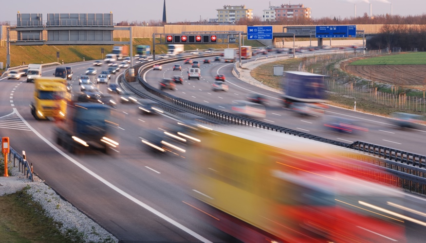 Verschwommene PKW und LKW auf einer stark vefahrenen Autobahn © iStockphoto.com/manwolste