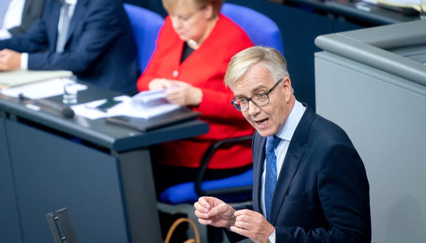 Dietmar Bartsch am Rednerpult des Bundestags, dahinter Kanzlerin Merkel auf der Regierungsbank © dpa/Kay Nietfeld