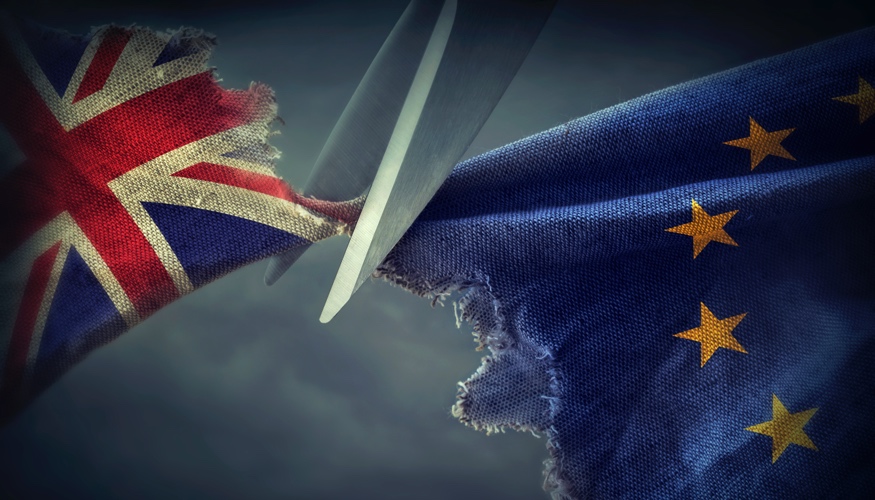 Brexit: Eine Schere zertrennt eine britische Flagge und eine EU-Fahne © iStock/egal