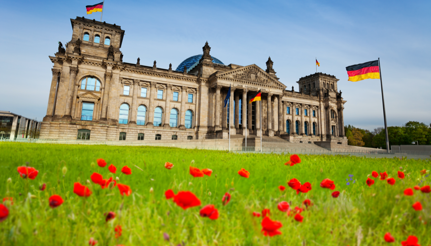 Roter Klatschmohn auf der Wiese vor dem Plenargebäude des Bundestages in Berlin © iStock/SerrNovik Roter Klatschmohn auf der Wiese vor dem Plenargebäude des Bundestages in Berlin © iStock/SerrNovik