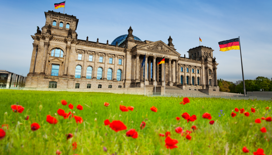 Roter Klatschmohn auf der Wiese vor dem Plenargebäude des Bundestages in Berlin © iStock/SerrNovik