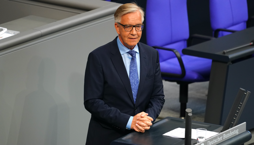 Dietmar Bartsch am Rednerpult des Bundestages Dietmar Bartsch am Rednerpult des Bundestages