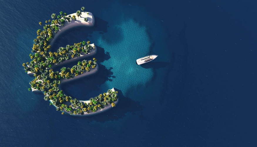 Eine Yacht schwimmt im Meer vor einer Insel in Form eines Euro-Symbols © iStock/Mihai Maxim