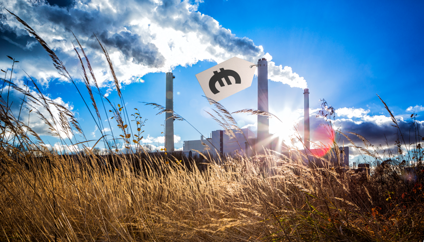 Ein Euro-Preisschild für CO2-Emissionen an einem qualmenden Fabrikschornstein © iStock/aprott Ein Euro-Preisschild für CO2-Emissionen an einem qualmenden Fabrikschornstein © iStock/aprott