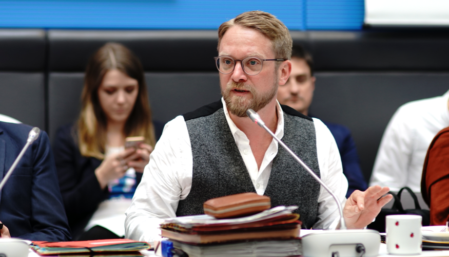 Jan Korte spricht während einer Fraktionssitzung © Olaf Krostiz Jan Korte spricht während einer Fraktionssitzung © Olaf Krostiz