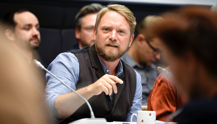 Jan Korte spricht während einer Fraktionssitzung der Linksfraktion im Clara-Zetkin-Saal des Bundestages © DBT/Thomas Imo/photothek Jan Korte spricht während einer Fraktionssitzung der Linksfraktion im Clara-Zetkin-Saal des Bundestages © DBT/Thomas Imo/photothek