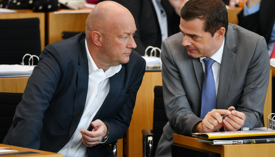 Kemmerich (FDP) und Mohring (CDU) machen am 5. Februar 2020 im Thüringer Landtag gemeinsame Sache mit den Rechtsextremen von der AfD © Martin Schutt/dpa