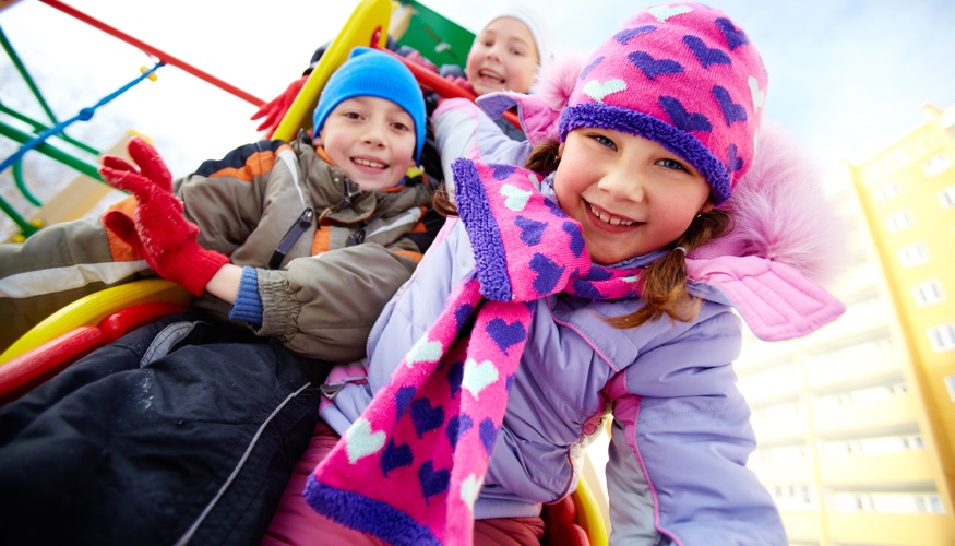 Drei Kinder im Winter auf einem Spielplatz © iStock/shironosov Drei Kinder im Winter auf einem Spielplatz © iStock/shironosov