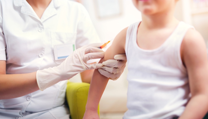 Impfung: Eine Krankenschwester gibt einem Junge eine Spritze in den rechten Oberarm © iStock/Jovanmandic Impfung: Eine Krankenschwester gibt einem Junge eine Spritze in den rechten Oberarm © iStock/Jovanmandic
