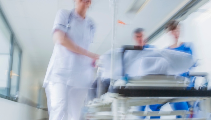 Krankenschwestern schieben in einem Krankenhaus eine Trage © iStock/Spotmatik