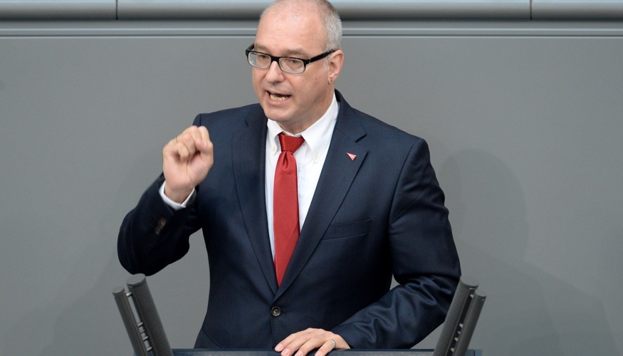 Matthias W. Birkwald am Rednerpult des Bundestages © DBT/Achim Melde