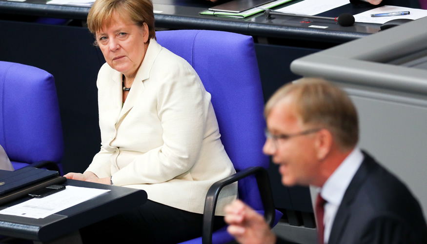 Kanzlerin Merkel hört Dietmar Bartsch bei seiner Rede im Bundestag zu © Kay Nietfeld/dpa