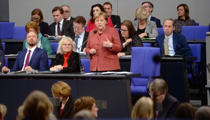 BUndeskanzlerin Merkel beantwortung während einer Regierungsbefragung von ihrem Platz auf der Regierungsbank die Fragen der Mitglieder des Bundestages © DBT/Achim Melde