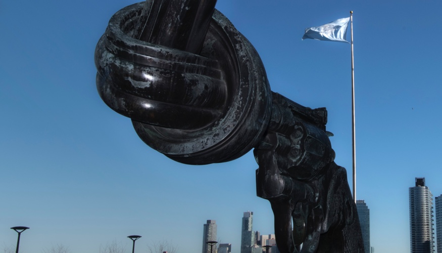 Non-Violence-Statue vor dem Hauptquartier der Vereinten Nationen in New York © UN Photo/Mark Garten Non-Violence-Statue vor dem Hauptquartier der Vereinten Nationen in New York © UN Photo/Mark Garten