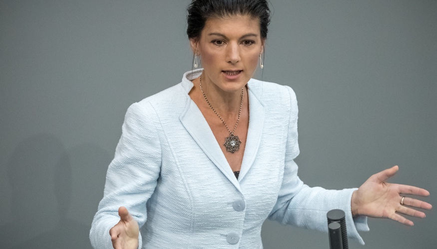 Sahra Wagenknecht am Rednerpult des Bundestages © Michael Kappeler/dpa