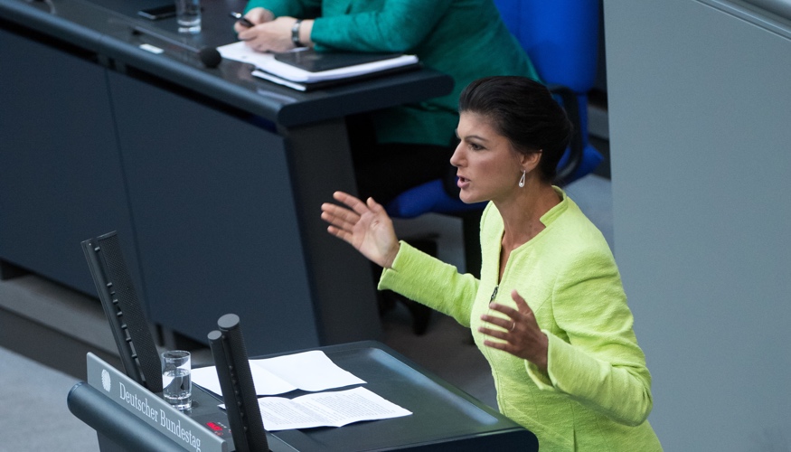 Sahra Wagenknecht am Rednerpult des Bundestages bei ihrer Antwort auf eine Regierungserklärung von Bundeskanzlerin Merkel © Bernd von Jutrczenka/dpa