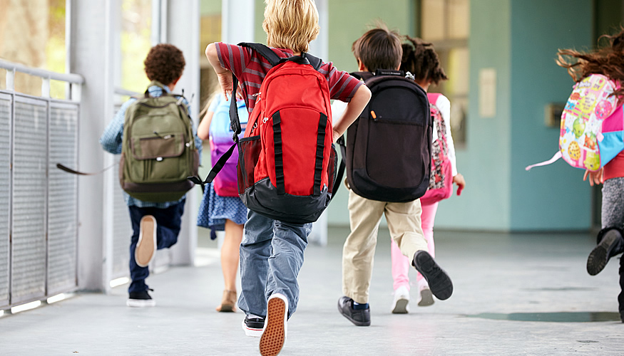 Schulkinder mit Rucksäcken rennen © iStockphoto.com/monkeybusinessimages