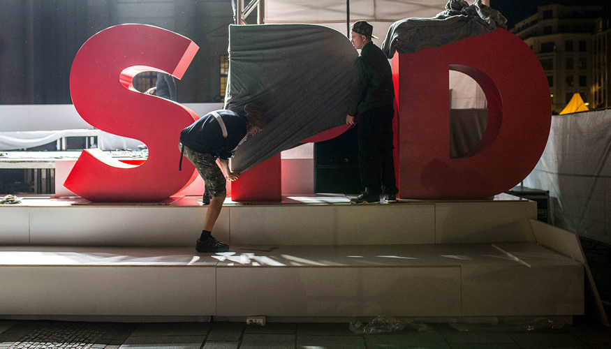 Arbeiter verhüllen ein überdimensionales SPD-Logo © picture alliance/ZUMA Press