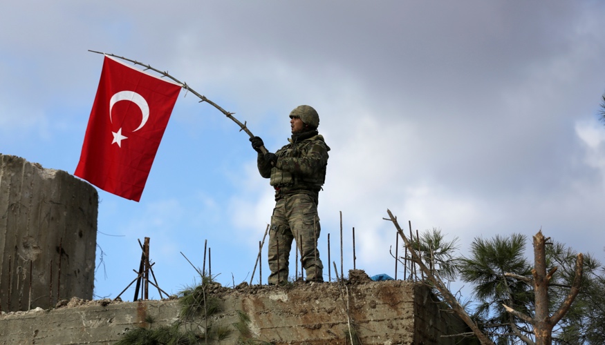 Ein türkischer Soldat schwenkt am 28. Januar 2018 auf dem Berg Barsaya, nordöstlich vom syrischen Afrin die türkische Fahne © REUTERS/Khalil Ashawi