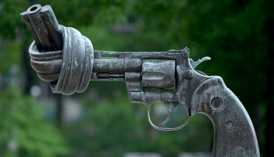Skulptur »Non-Violence« mit Knotem im Pistolenlauf vor dem UNO-Hauptquartier in New York © picture alliance/dpa/Tim Brakemeier Skulptur »Non-Violence« mit Knotem im Pistolenlauf vor dem UNO-Hauptquartier in New York © picture alliance/dpa/Tim Brakemeier