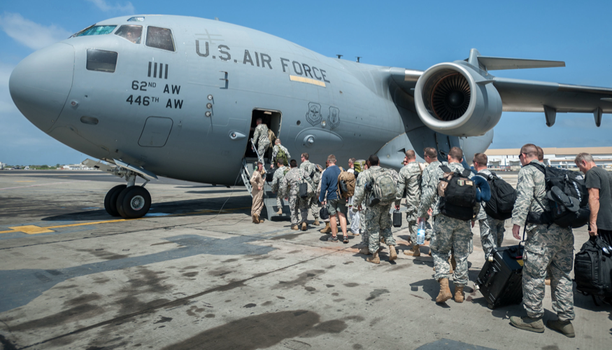 US-Soldaten in Zivil und Uniformen besteigen mit Gepäck ein Flugzeug mit der Aufschrift US Air Force © picture alliance/ZUMAPRESS.com/Maj. Dale Greer US-Soldaten in Zivil und Uniformen besteigen mit Gepäck ein Flugzeug mit der Aufschrift US Air Force © picture alliance/ZUMAPRESS.com/Maj. Dale Greer