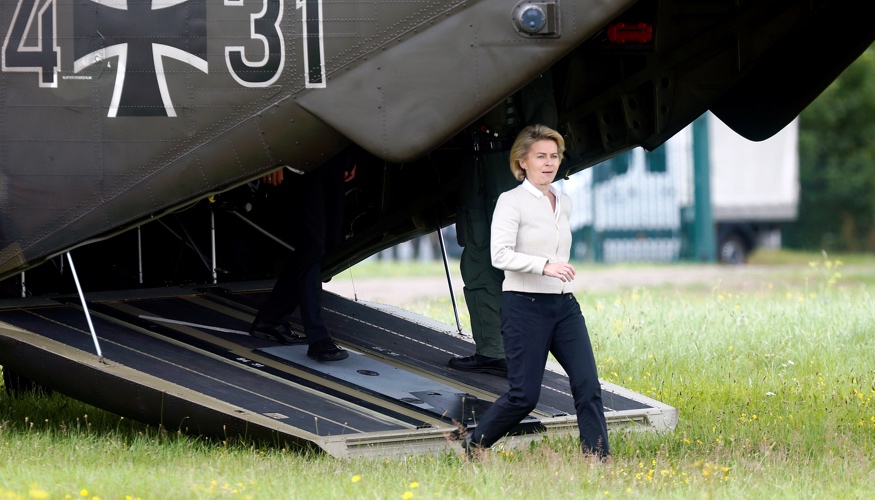 Verteidigungsministerin Ursula von der Leyen steigt verlässt einen Hubschrauber der Bundeswehr © REUTERS/Ralph Orlowski Verteidigungsministerin Ursula von der Leyen steigt verlässt einen Hubschrauber der Bundeswehr © REUTERS/Ralph Orlowski