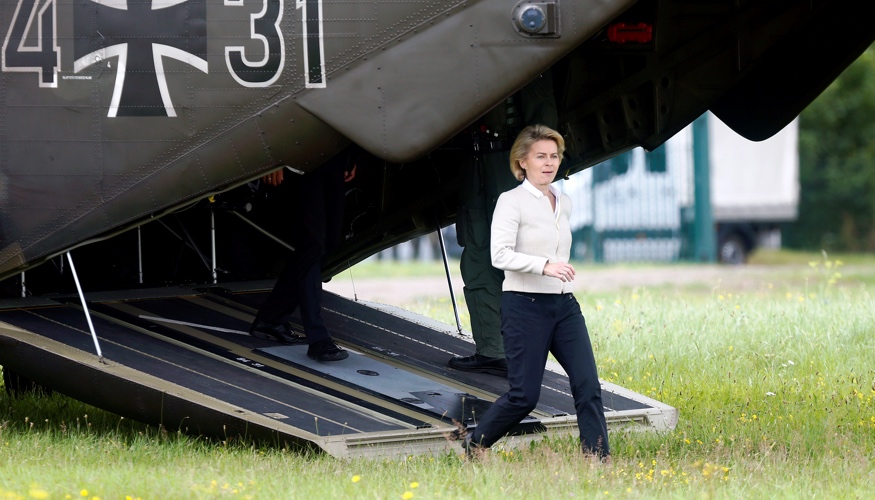 Verteidigungsministerin Ursula von der Leyen steigt verlässt einen Hubschrauber der Bundeswehr © REUTERS/Ralph Orlowski