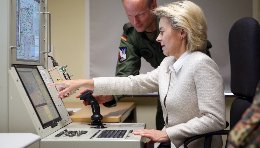 Verteidigungsministerin von der Leyen sitzt vor einem Drohnen-Simulator der Bundeswehr © dpa