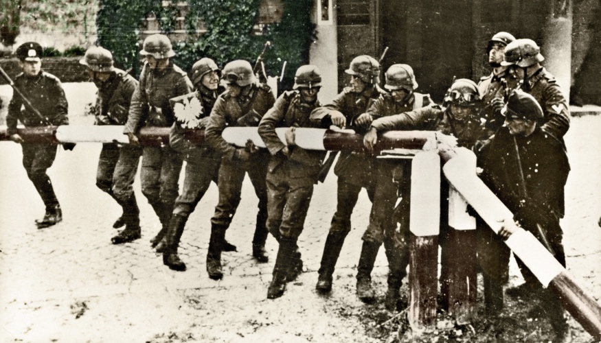 Soldaten der deutschen Wehrmacht reißen am 1. September 1939 den Schlagbaum der polnischen Grenze am Zollhaus der Straße Zoppot-Gdingen ein © picture alliance/ullstein bild Soldaten der deutschen Wehrmacht reißen am 1. September 1939 den Schlagbaum der polnischen Grenze am Zollhaus der Straße Zoppot-Gdingen ein © picture alliance/ullstein bild