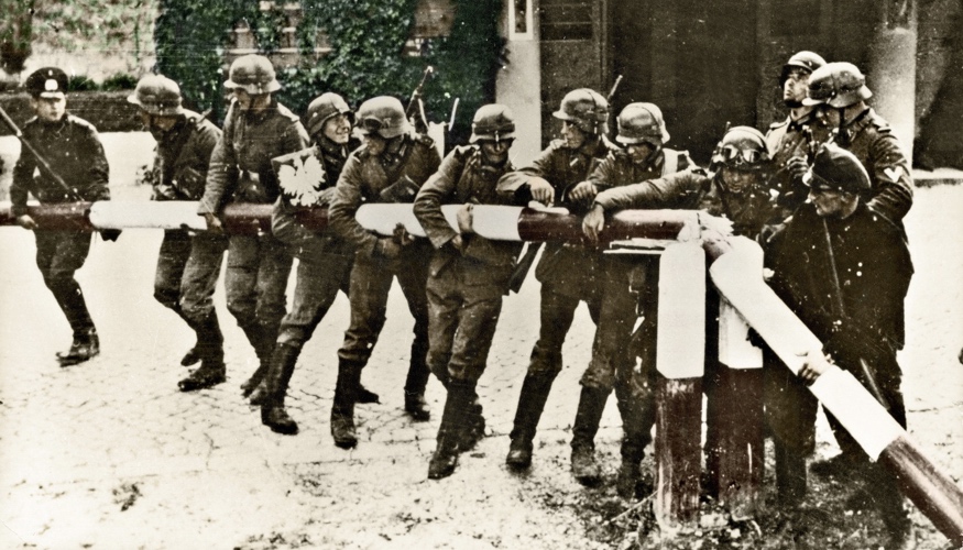 Soldaten der deutschen Wehrmacht reißen am 1. September 1939 den Schlagbaum der polnischen Grenze am Zollhaus der Straße Zoppot-Gdingen ein © picture alliance/ullstein bild