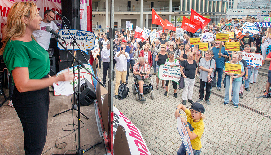 Mietenwahnsinn stoppen: Caren Lay spricht auf einer Demonstration in Berlin Mietenwahnsinn stoppen: Caren Lay spricht auf einer Demonstration in Berlin