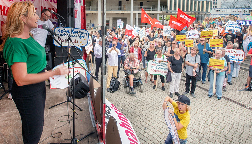 Mietenwahnsinn stoppen: Caren Lay spricht auf einer Demonstration in Berlin