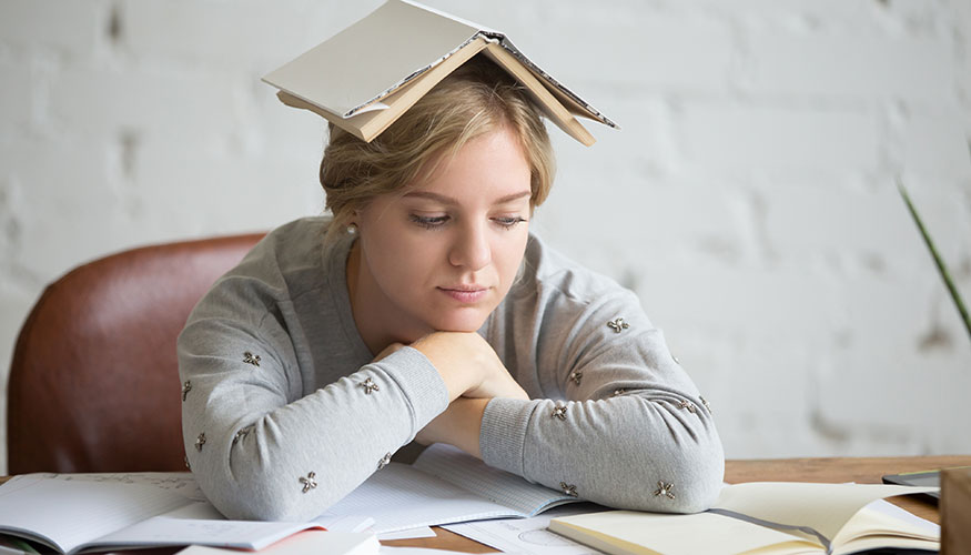 Bedient: Studentin mit Buch auf dem Kopf und viel zu wenig BAföG