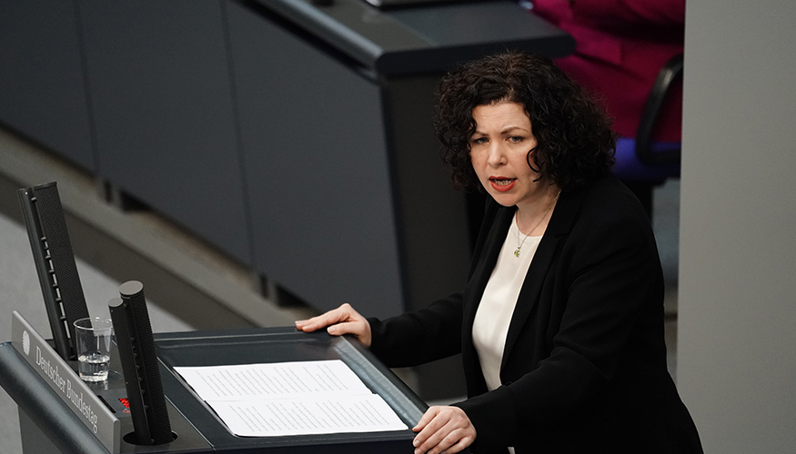 Amira Mohamed Ali am Redepult des Bundestags