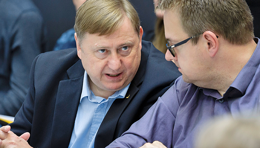 Im Gespräch: Andre Hahn (l.) Foto: DBT / Thomas Imo Im Gespräch: Andre Hahn (l.)
