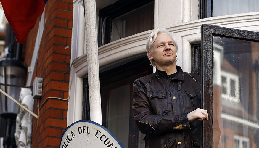 WikiLeaks-Gründer Julian Assange tritt auf den Balkon der ecuadorianischen Botschaft in London © picture alliance / AP Photo WikiLeaks-Gründer Julian Assange tritt auf den Balkon der ecuadorianischen Botschaft in London