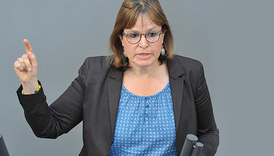 Heike Hänsel am Redepult des Bundestags Heike Hänsel am Redepult des Bundestags