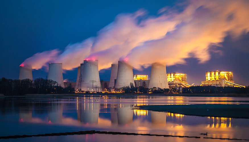 Kraftwerk in Deutschland: Rauchfahnen steigen in den Himmel ©istockphoto.com/querbeet Kraftwerk in Deutschland: Rauchfahnen steigen in den Himmel