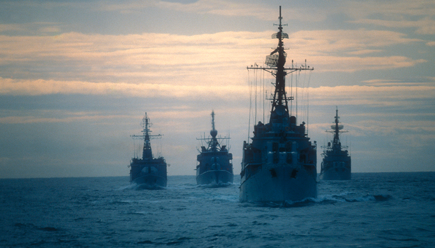Kriegsschiffe im Morgengrauen © istockphoto.com/Brasil2 Kriegsschiffe im Morgengrauen