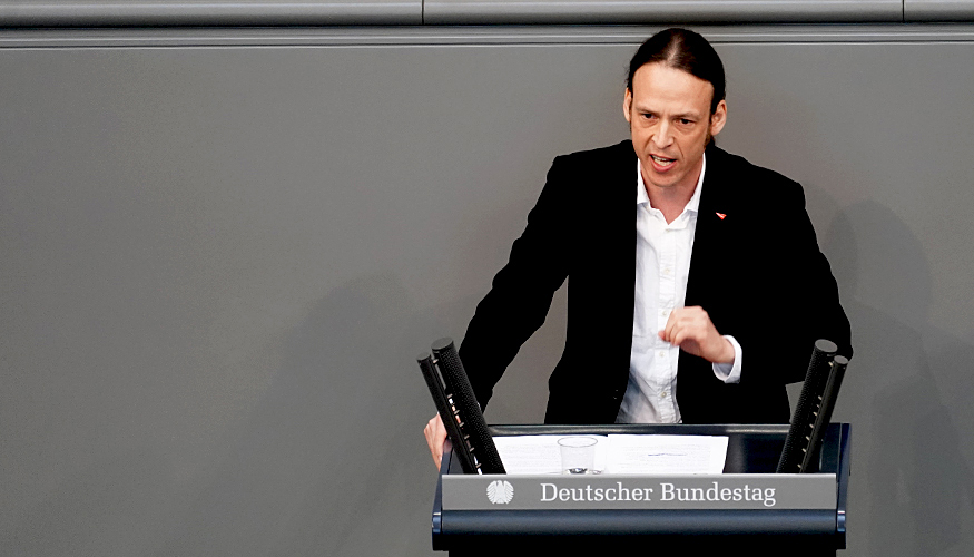 Pascal Meiser am Redepult des Bundestags